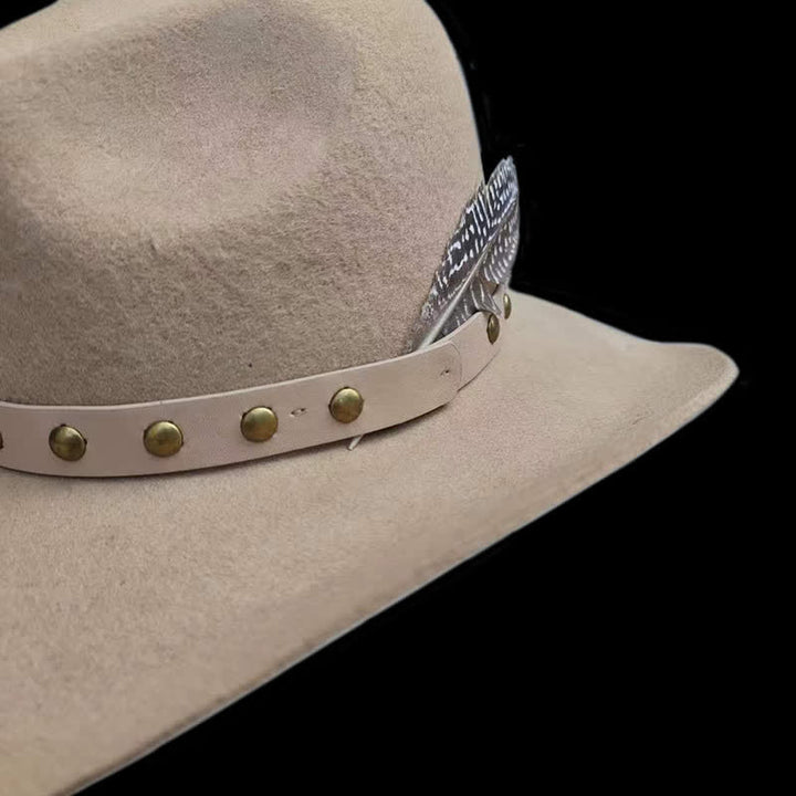 Sombrero de vaquero con detalles de plumas y tachuelas estilo western