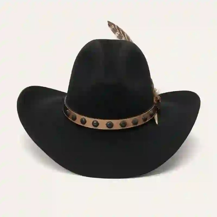 Sombrero de vaquero con detalles de plumas y tachuelas estilo western