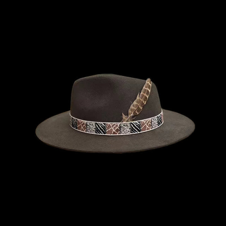 Banda de diseño exótico verde oscuro con sombrero de vaquero con plumas