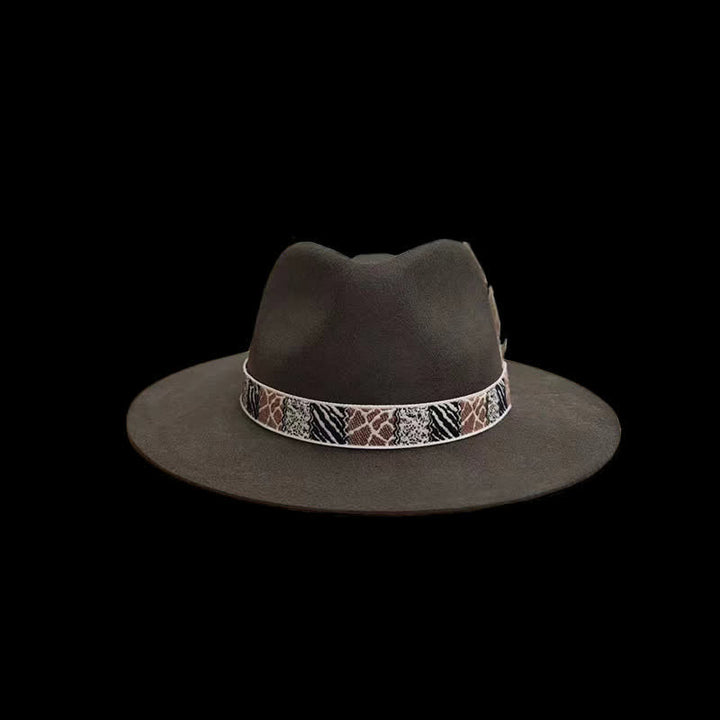 Banda de diseño exótico verde oscuro con sombrero de vaquero con plumas