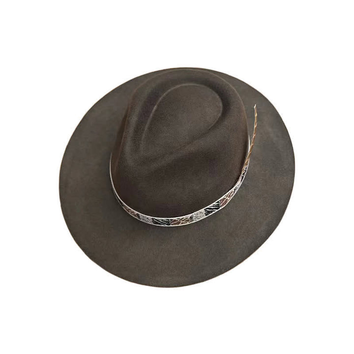 Banda de diseño exótico verde oscuro con sombrero de vaquero con plumas
