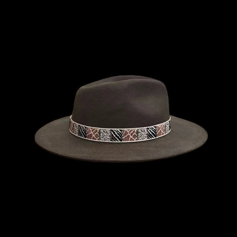 Banda de diseño exótico verde oscuro con sombrero de vaquero con plumas