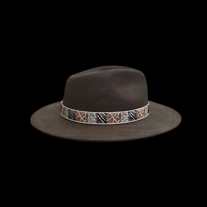 Banda de diseño exótico verde oscuro con sombrero de vaquero con plumas