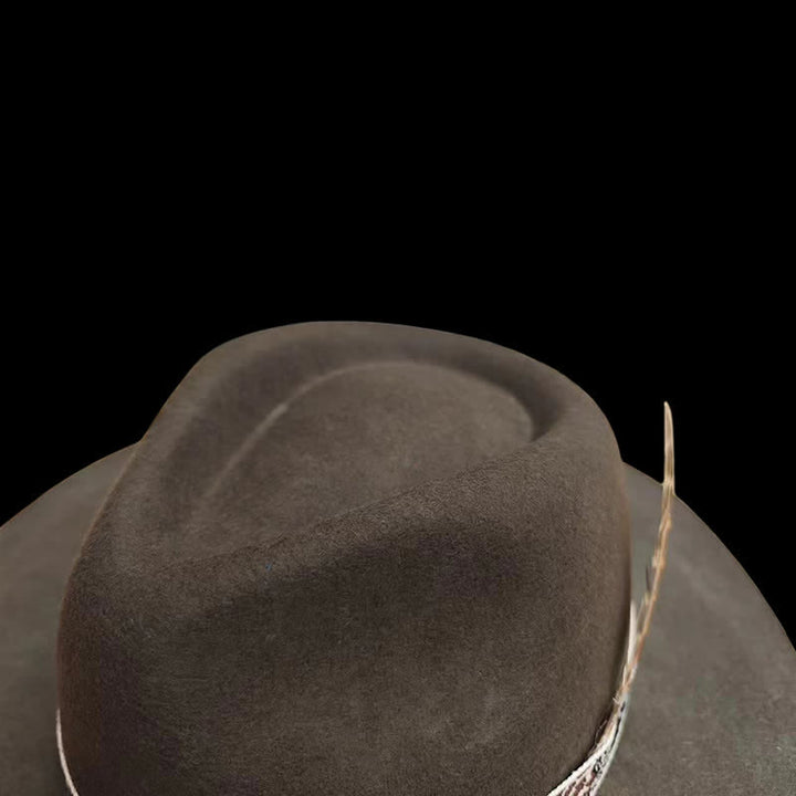 Banda de diseño exótico verde oscuro con sombrero de vaquero con plumas