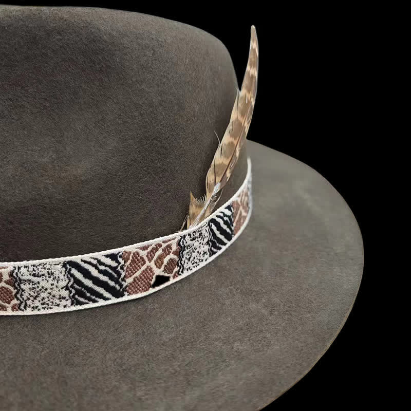 Banda de diseño exótico verde oscuro con sombrero de vaquero con plumas
