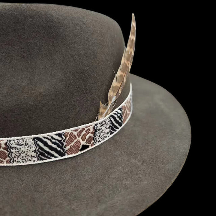 Banda de diseño exótico verde oscuro con sombrero de vaquero con plumas