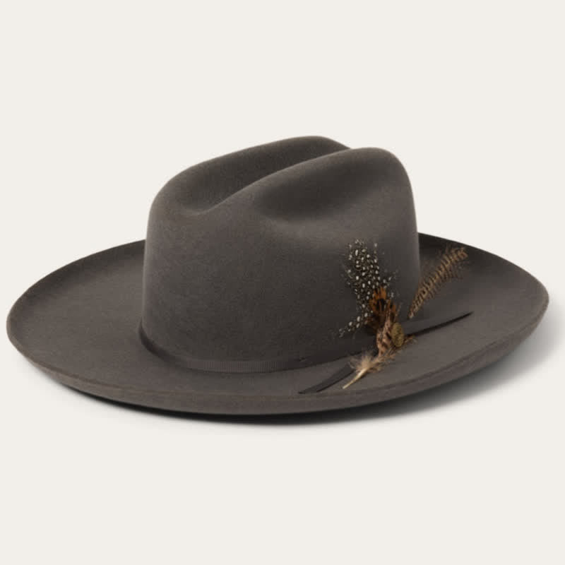 Sombrero vaquero con plumas y cinta para festivales de carnaval elegantes