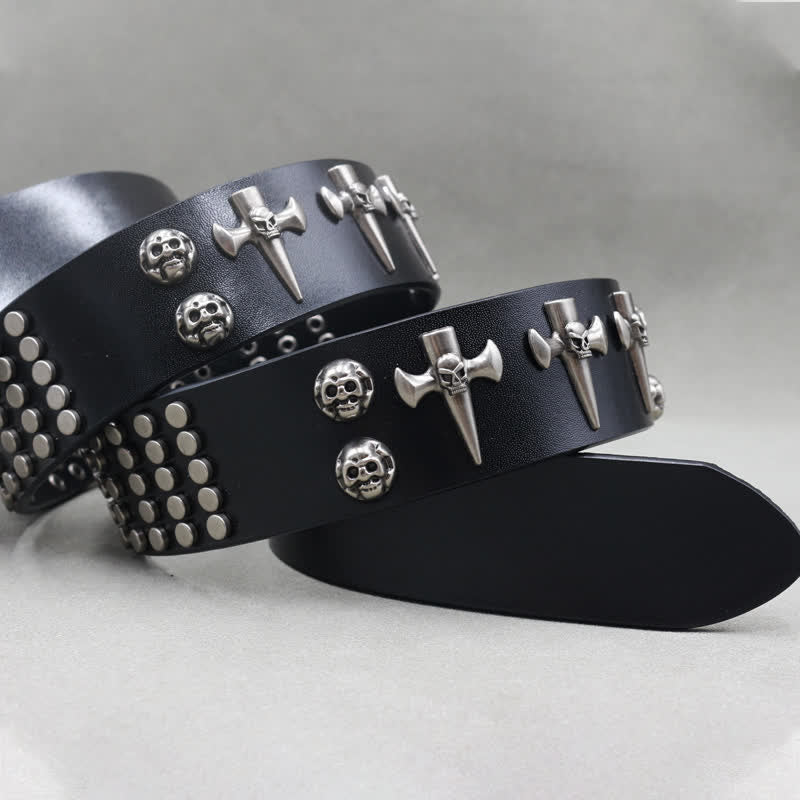 Cinturón de cuero con tachuelas estilo punk rock de tres filas con diseño de cruz y calavera