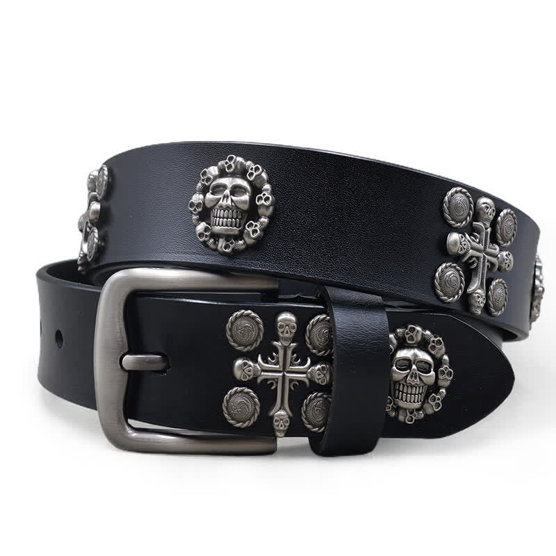 Cinturón de cuero tachonado con motivo de calavera y cruz con remaches de metal