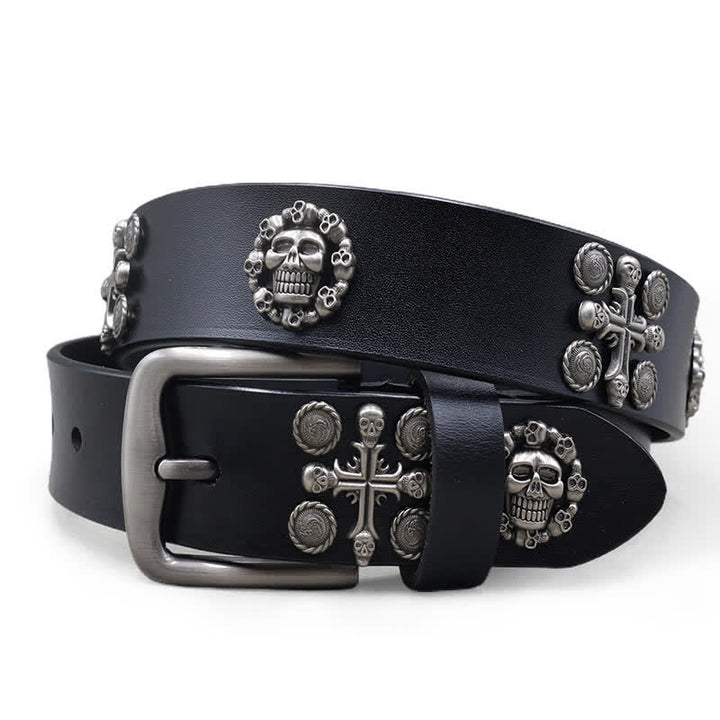 Cinturón de cuero tachonado con motivo de calavera y cruz con remaches de metal