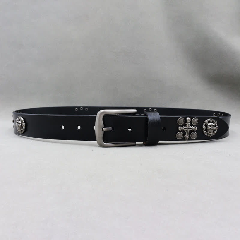 Cinturón de cuero tachonado con motivo de calavera y cruz con remaches de metal
