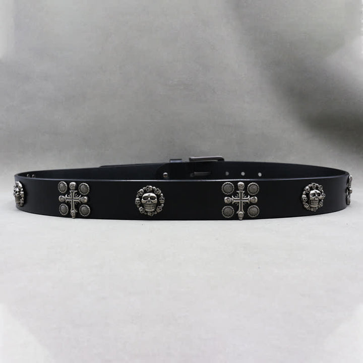 Cinturón de cuero tachonado con motivo de calavera y cruz con remaches de metal