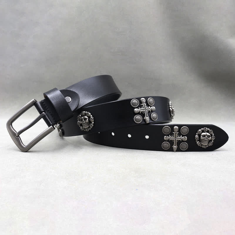 Cinturón de cuero tachonado con motivo de calavera y cruz con remaches de metal