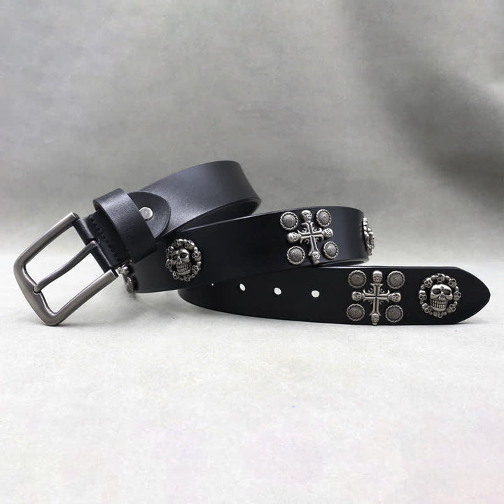 Cinturón de cuero tachonado con motivo de calavera y cruz con remaches de metal