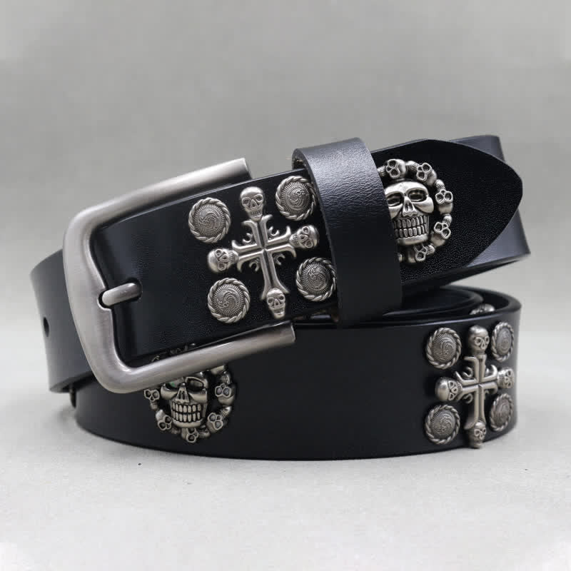Cinturón de cuero tachonado con motivo de calavera y cruz con remaches de metal