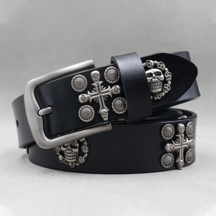 Cinturón de cuero tachonado con motivo de calavera y cruz con remaches de metal