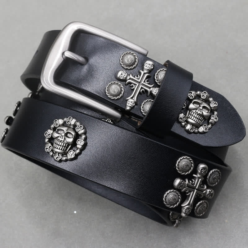 Cinturón de cuero tachonado con motivo de calavera y cruz con remaches de metal