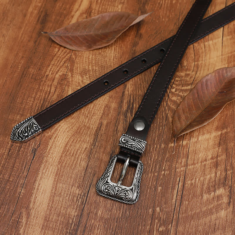 Cinturón de piel de vaca fina con diseño versátil y clásico estilo western.