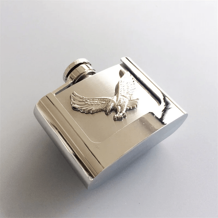 Cinturón de cuero con águila voladora de 2 oz para hombre, con frasco oculto, hecho a mano