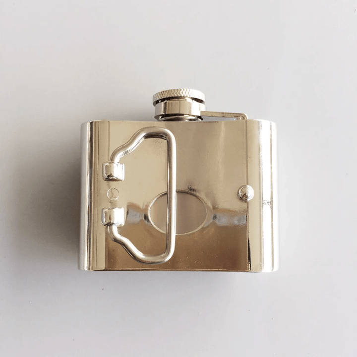 Cinturón de cuero con diamantes de imitación y hoja de arce de 2 oz para hombre, con frasco oculto, hecho a mano