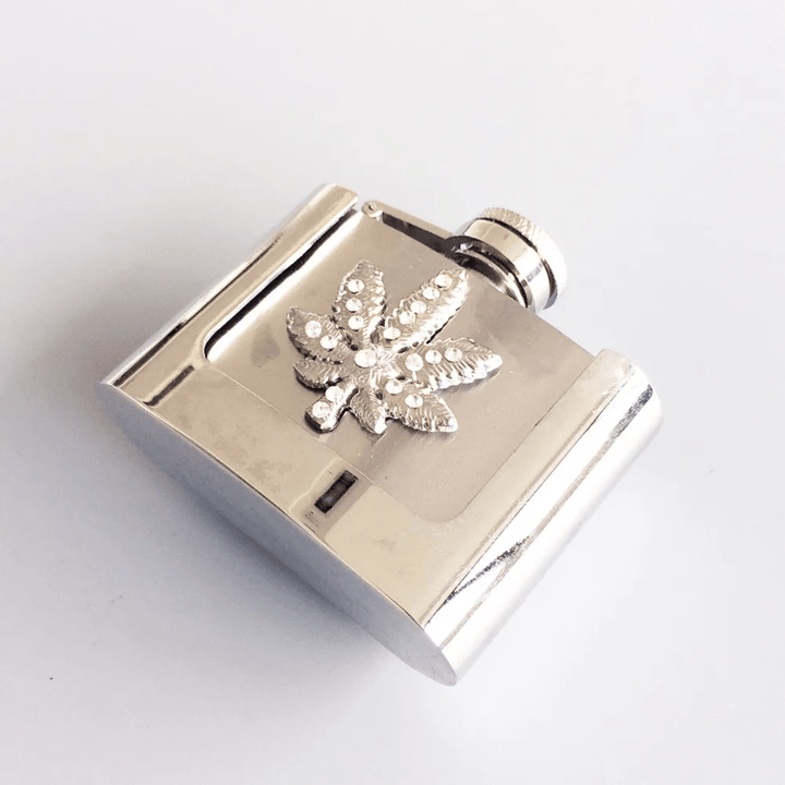 Cinturón de cuero con diamantes de imitación y hoja de arce de 2 oz para hombre, con frasco oculto, hecho a mano