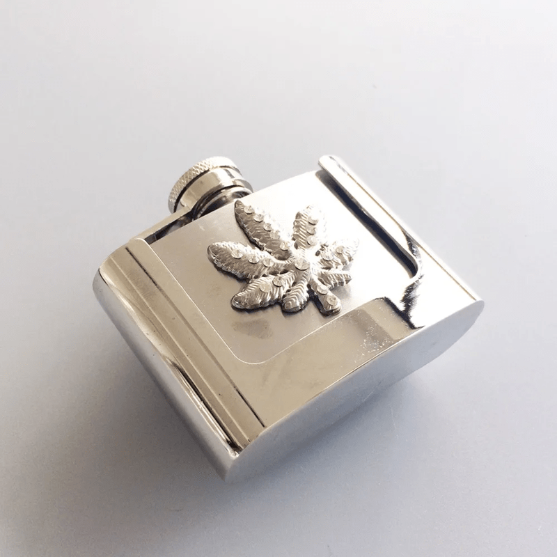 Cinturón de cuero con diamantes de imitación y hoja de arce de 2 oz para hombre, con frasco oculto, hecho a mano