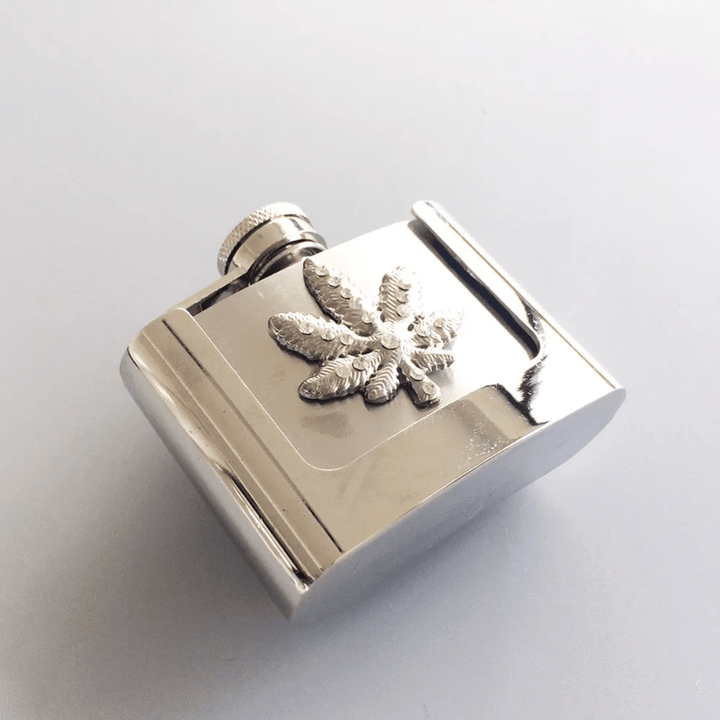 Cinturón de cuero con diamantes de imitación y hoja de arce de 2 oz para hombre, con frasco oculto, hecho a mano