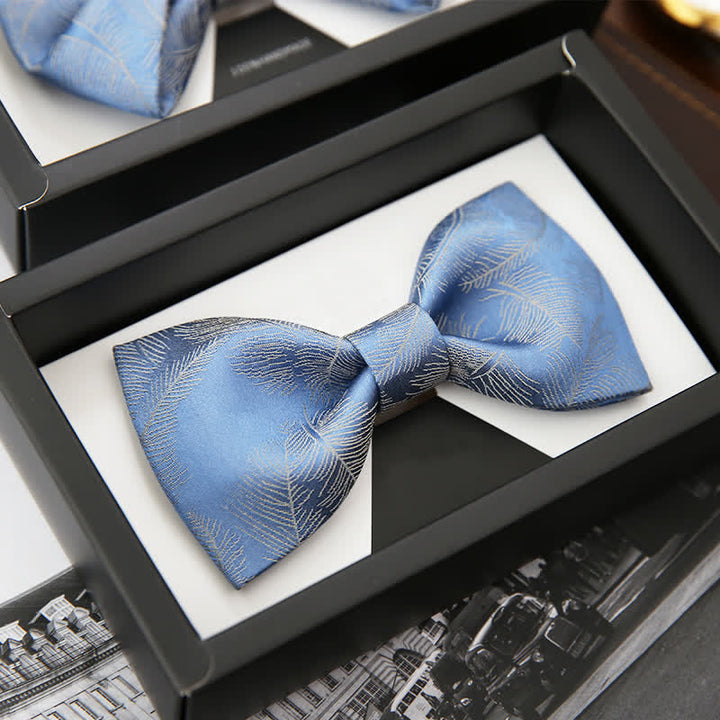 Pajarita con estampado sutil de plumas en azul cielo claro para hombre