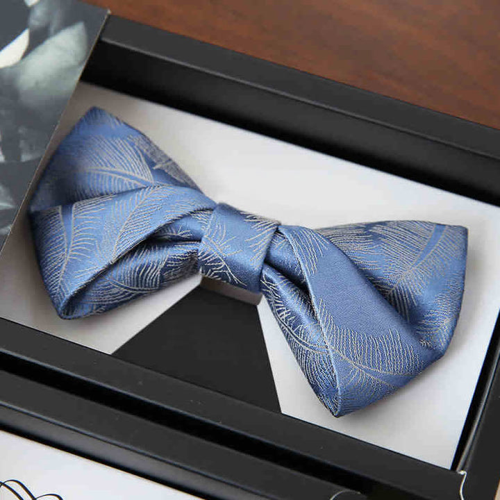 Pajarita con estampado sutil de plumas en azul cielo claro para hombre