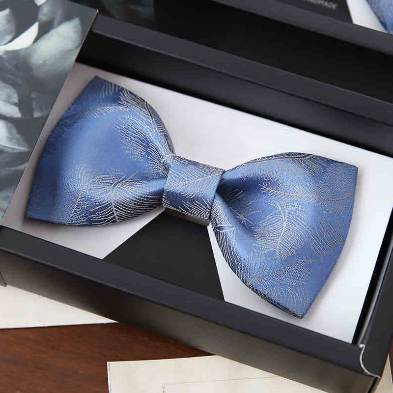 Pajarita con estampado sutil de plumas en azul cielo claro para hombre
