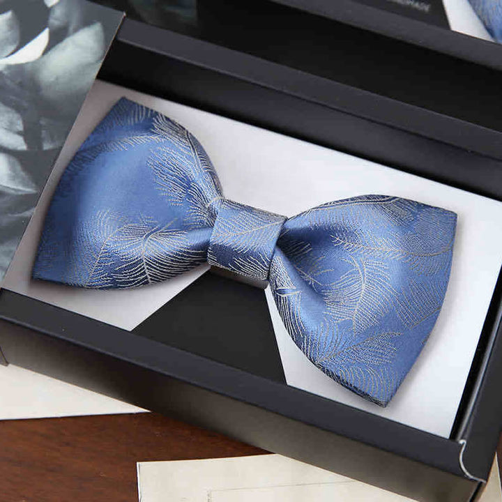 Pajarita con estampado sutil de plumas en azul cielo claro para hombre