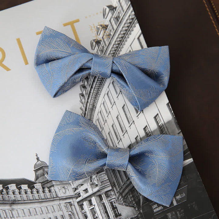 Pajarita con estampado sutil de plumas en azul cielo claro para hombre