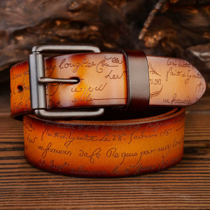 Cinturón de cuero disponible en cuatro colores con estampado de letras en relieve retro.
