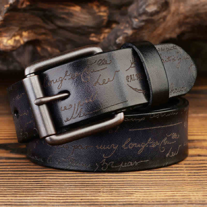 Cinturón de cuero disponible en cuatro colores con estampado de letras en relieve retro.