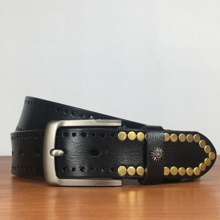 Cinturón de cuero con tachuelas y remaches circulares de bronce estilo retro vintage