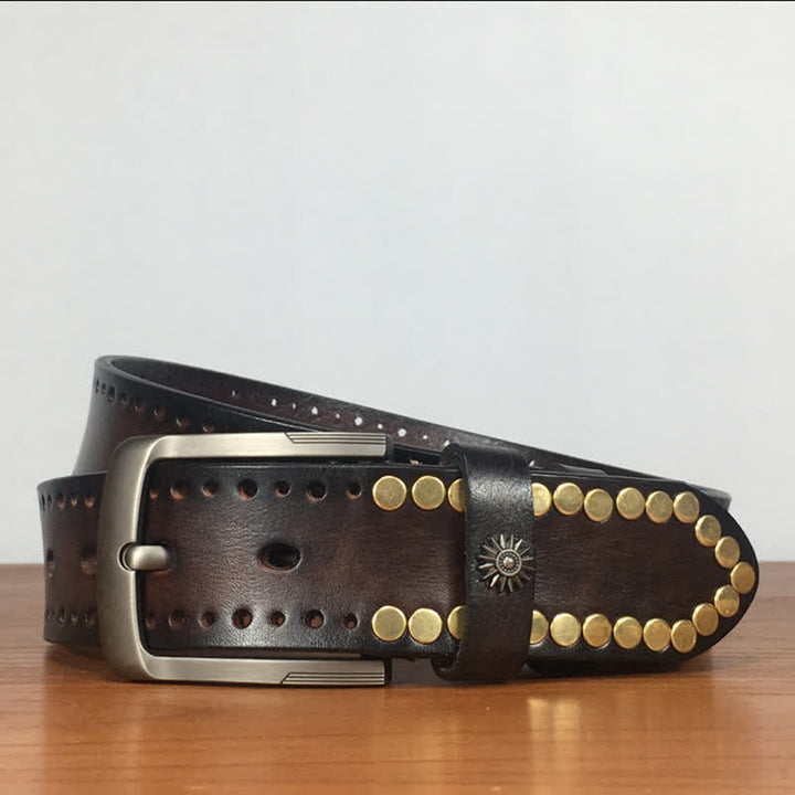 Cinturón de cuero con tachuelas y remaches circulares de bronce estilo retro vintage
