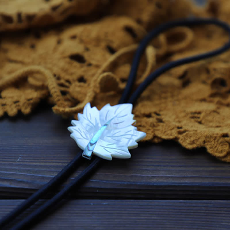 Corbata de bolo creativa y delicada con forma de hoja de arce y concha