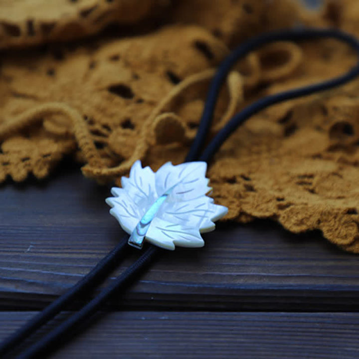 Corbata de bolo creativa y delicada con forma de hoja de arce y concha