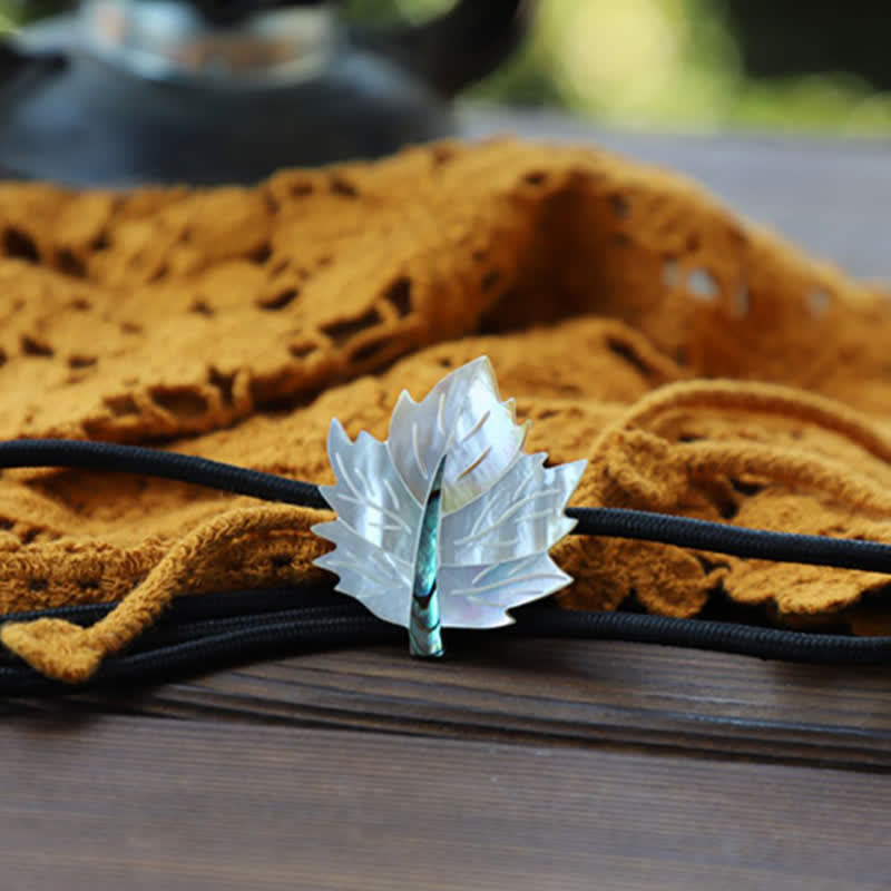 Corbata de bolo creativa y delicada con forma de hoja de arce y concha