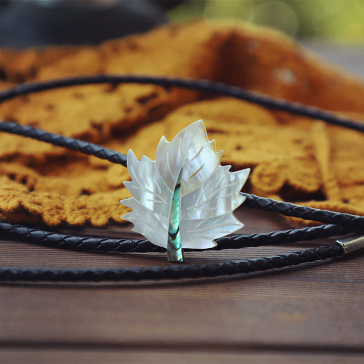 Corbata de bolo creativa y delicada con forma de hoja de arce y concha
