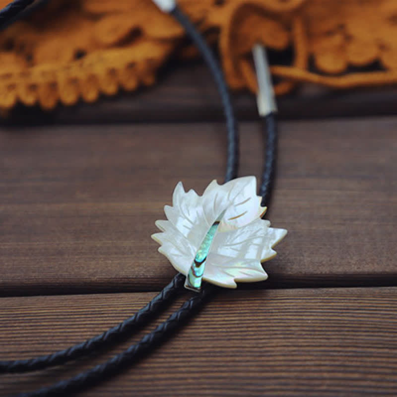 Corbata de bolo creativa y delicada con forma de hoja de arce y concha