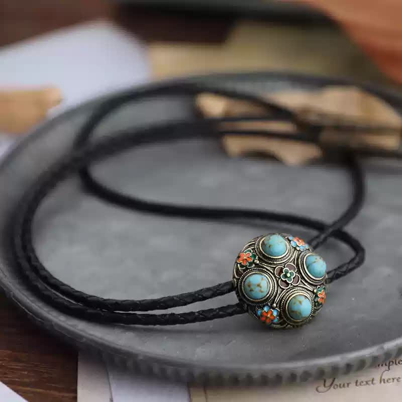 Corbata de bolo con flores esmaltadas en turquesa azul antiguo