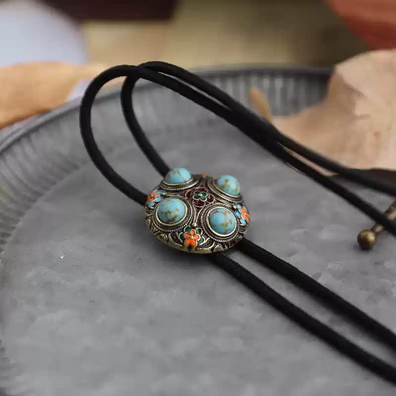Corbata de bolo con flores esmaltadas en turquesa azul antiguo