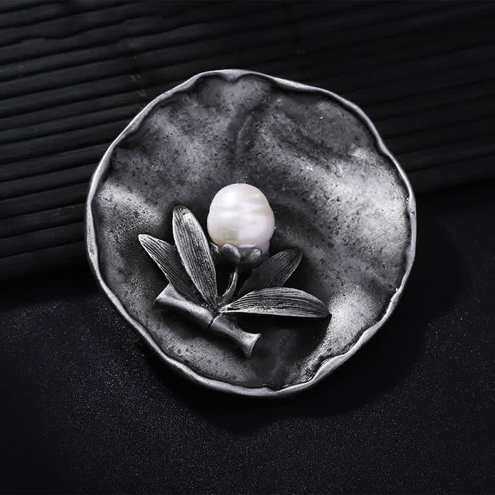 Broche retro redondo de bambú con decoración de perlas para mujer