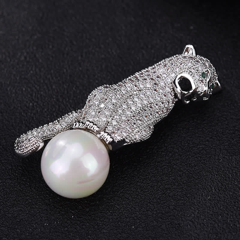 Broche unisex con decoración de perlas de imitación y circonita brillante con diseño de leopardo