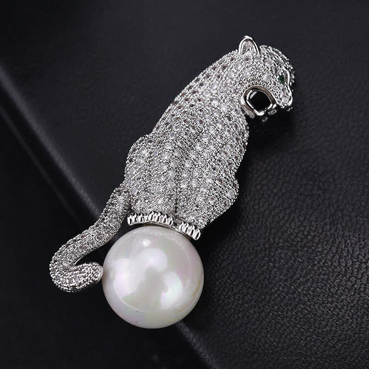 Broche unisex con decoración de perlas de imitación y circonita brillante con diseño de leopardo
