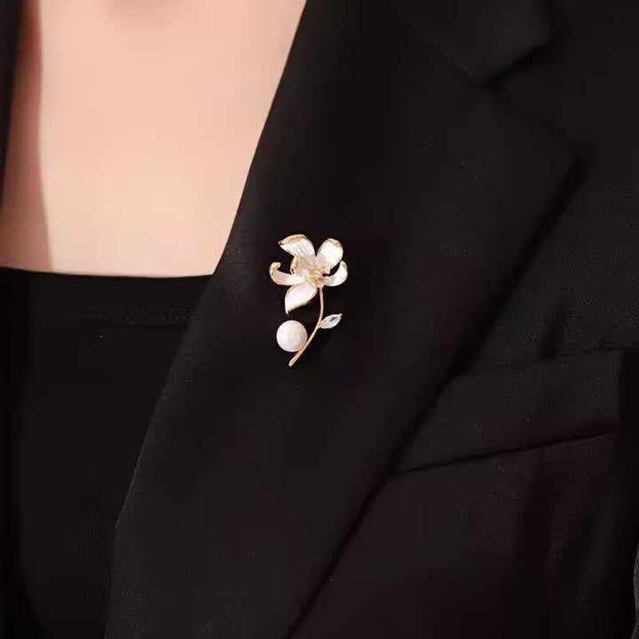 Broche clásico de flor de loto con perlas de imitación para mujer