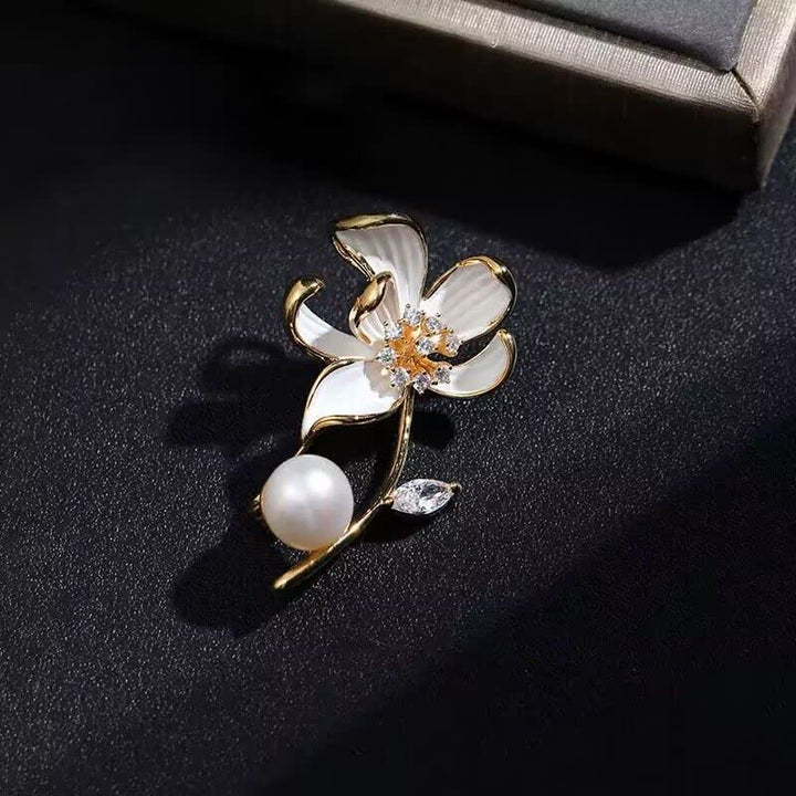 Broche clásico de flor de loto con perlas de imitación para mujer