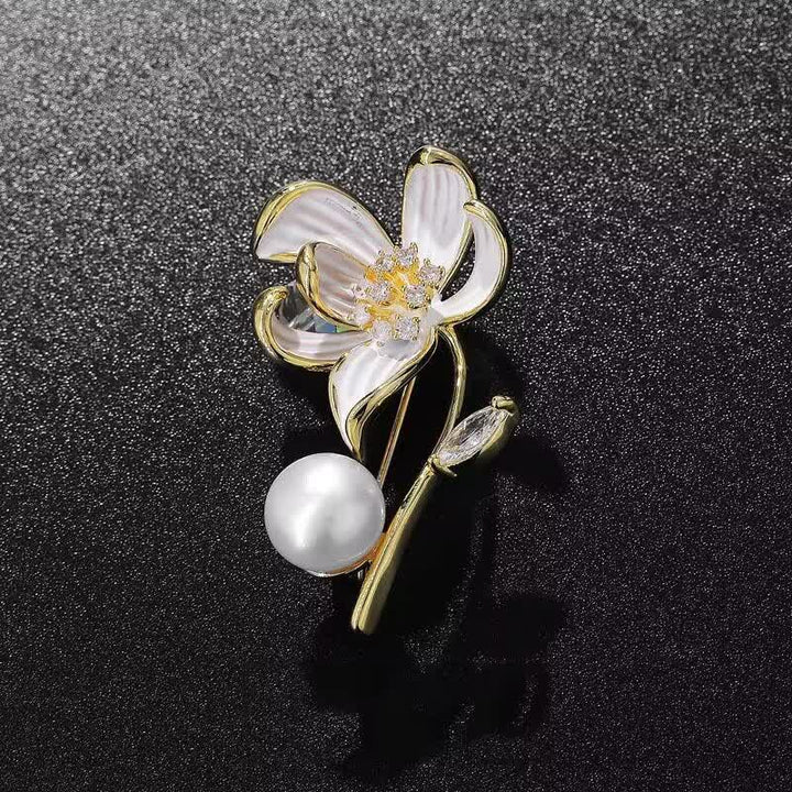 Broche clásico de flor de loto con perlas de imitación para mujer