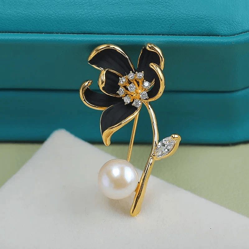 Broche clásico de flor de loto con perlas de imitación para mujer